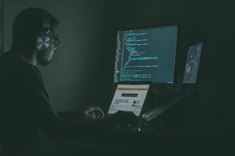 Estação de trabalho de segurança com teclado iluminado no escuro